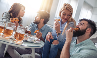 Friends eating pizza