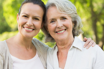 Obraz premium Close-up of smiling mature woman with daughter at park