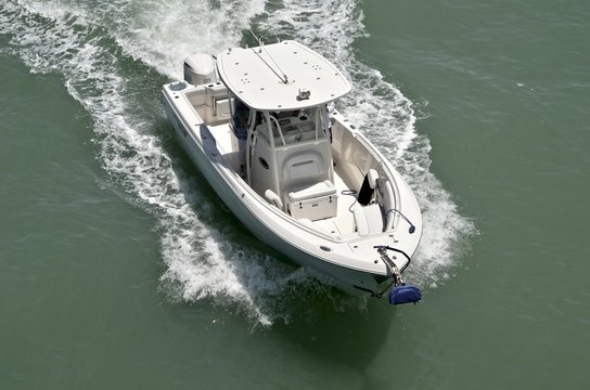 Open sport fishing boat powered by a single outboard engine