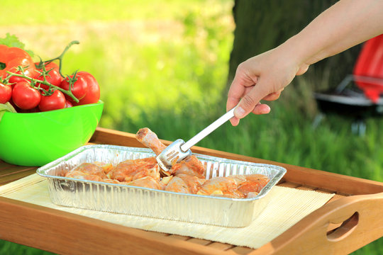 Przygotowanie udka z kurczaka do grilowania.