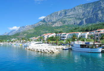 Fototapeta na wymiar Promenade im Urlaubsort Tucepi an der Makarska Riviera nahe Brela,Adria,Dalmatien,Kroatien