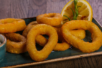 Squid rings with sauce
