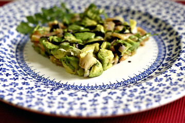 Preparation of a salmon tartar with avocado
