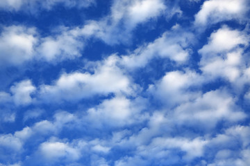 Fototapeta premium Sky and puffy clouds background. 