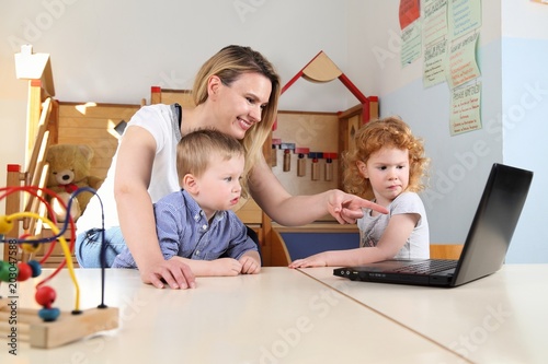 "Medienerziehung im Kindergarten" Stockfotos und lizenzfreie Bilder auf