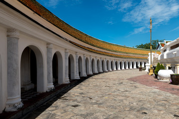 Obraz premium Beautiful walkway circles around Phra Pathom Chedi, Nakhon Pathom city, THAILAND
