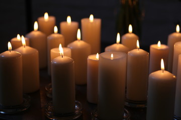 Kerzenschein in der Kirche