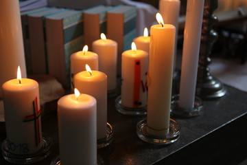 Kerzenschein in der Kirche