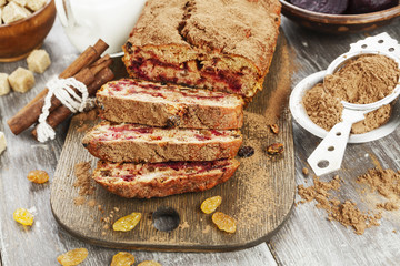 Beetroot pie with raisins