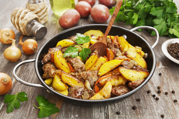 Potatoes stewed with chicken liver - 203052323