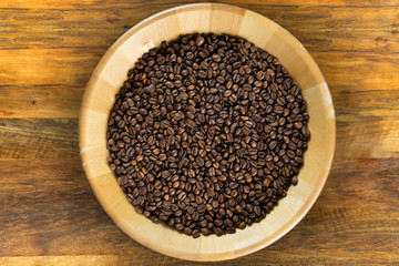 bol granos de café tostado