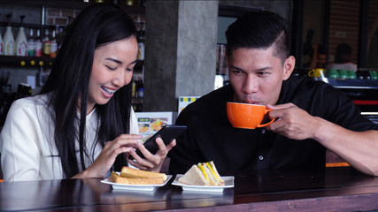 Young adults Make an appointment and work in the coffee shop.