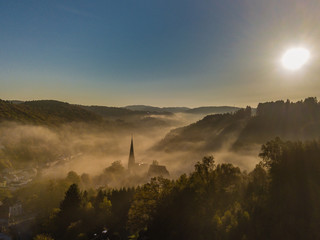 Dorf im Nebel