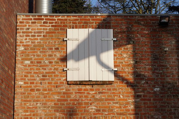 Fensterladen aus Holz in weiß