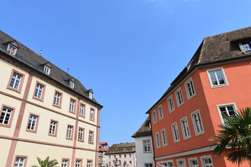 Fototapeta na wymiar Stadtverwaltung und Barockes Wohnhaus am Marktplatz in Neustadt an der Weinstraße 