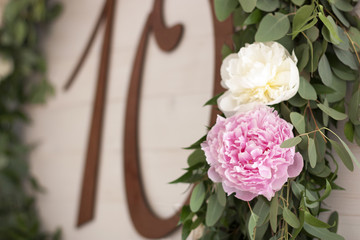 Цифра десять на фоне цветов