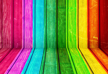 Bunter Holztisch mit Rückwand - Regenbogenfarben