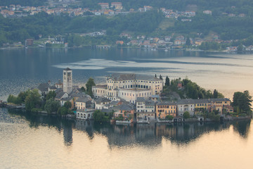 Isola sul lago d'Orta al tramonto