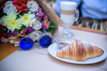 French breakfast, charm and charm of France in details