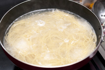 パスタを茹でる