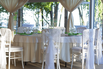 Праздничный стол в летнем шатре