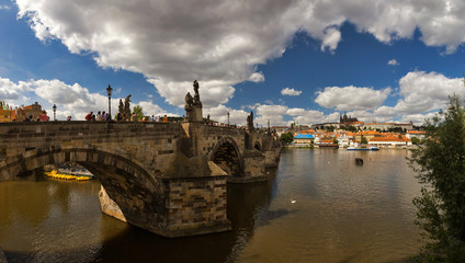 Fototapeta premium Prag, Karlsbrücke mit Blick zum Berg Hradschin