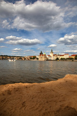 Fototapeta na wymiar Uferpanorama an der Karslbrücke in Prag