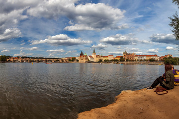 Uferpanorama an der Karslbrücke in Prag