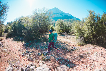 Naklejka premium Kobieta podróżuje z plecakiem.