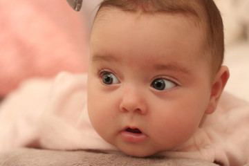 Portrait d' un beau bébé aux yeux bleus 