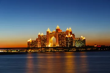 Fotobehang Night view Atlantis Hotel in Dubai, UAE © arbalest