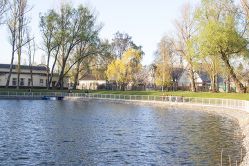 Fototapeta na wymiar lake in city park