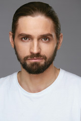 Obraz premium Przystojny Mężczyzna Z Piękną Twarz I Brodą