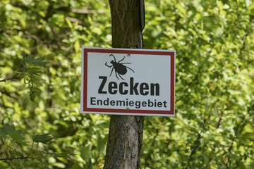 Warnschild vor Zeckenendemie