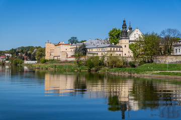 Obraz premium L'église Salwator de Cracovie vue depuis Le Vistule