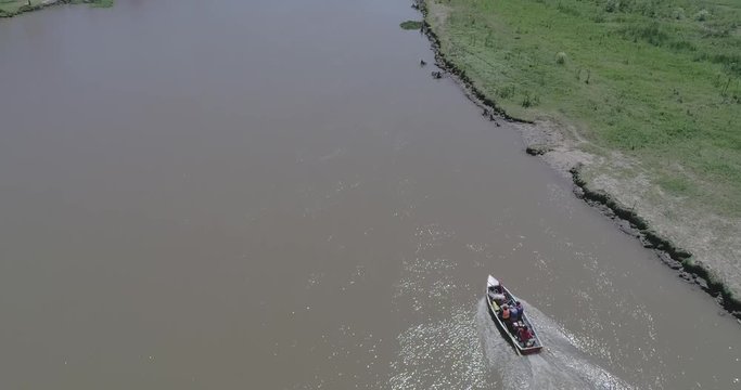gente viajando en canoa a motor