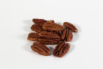 Mehrere Pekannüsse isoliert auf weißem Hintergrund