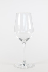 Leeres Weissweinglas isoliert auf weißem Hintergrund