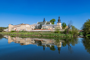 L'église Salwator de Cracovie vue depuis Le Vistule - obrazy, fototapety, plakaty