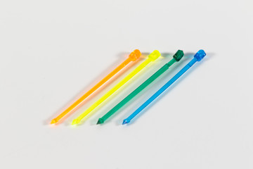 Käsepicker in unterschiedlichen Farben isoliert auf weißem Hintergrund