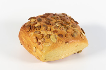 Brötchen mit Kürbiskernen isoliert auf weißem Hintergrund