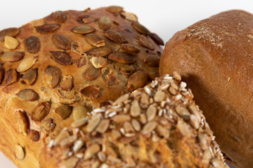 Verschiedene Körnerbrötchen auf weißem Hintergrund