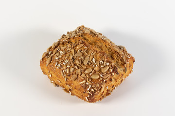 Körnerbrötchen mit Sonnenblumenkernen und Haferflocken isoliert auf weißem Hintergrund