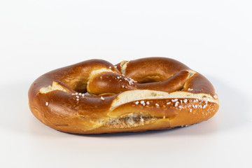 Laugenbrezel mit Salz isoliert vor weißem Hintergrund