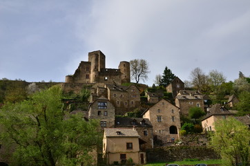 VILLAGE ET CHÂTEAU DE BELCASTEL (11 Siècle Aveyron ) FRANCE