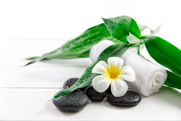spa-concept met kaars, steen, bloem en bamboe, ontspanning