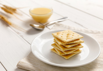 crackers with condensed milk and fruit, breakfast