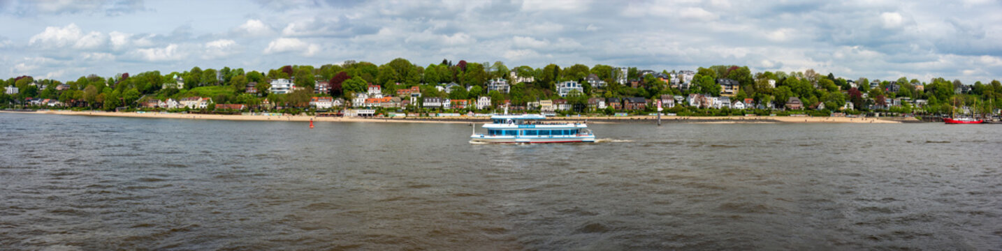Hamburg Elbstrand vom Wasser aus