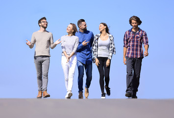 Obraz premium team of friends, walks on the road