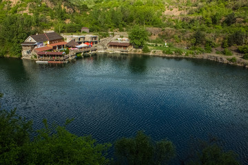 Obraz premium soft focus country side resort villa on waterfront of lake between beautiful nature landscape